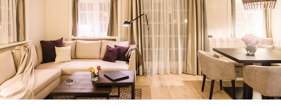 Sitzgarnitur im Wohnzimmer der Gartensuite des Hotel Severin*s Resort und Spa auf Sylt
