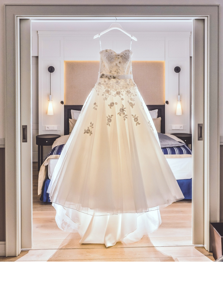 Brautkleid wird vorbereitet für die Braut und Hochzeitszeremonie im Hotel Severin*s auf Sylt