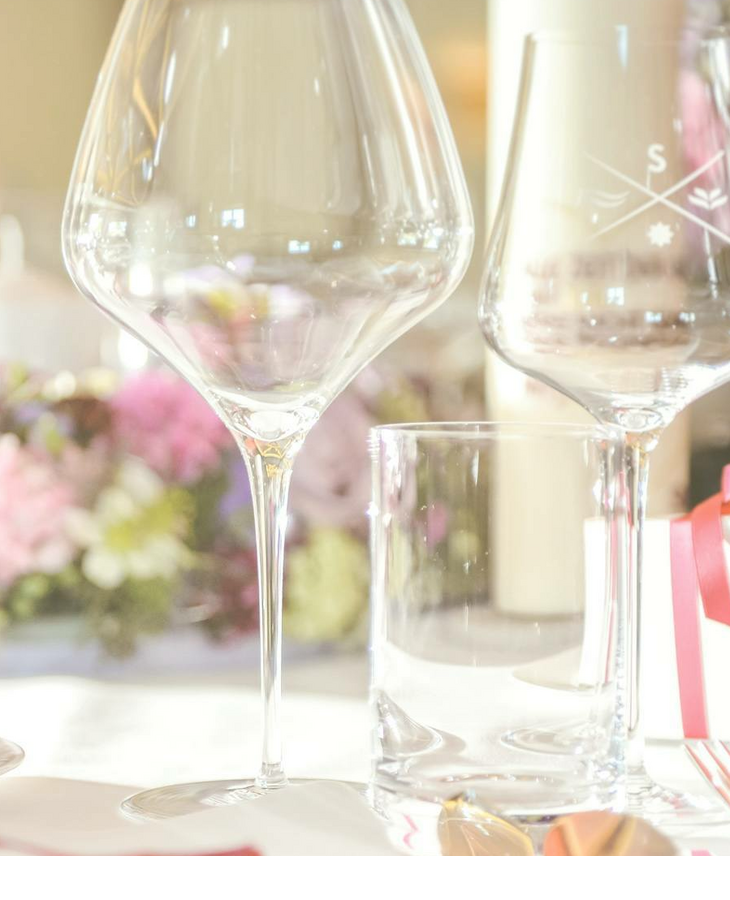 Tischdekoration mit Weingläsern einer Hochzeit im Hotel Severin*s auf Sylt Elegant table decoration with wine glasses and flower arrangement at Severin*s Resort & Spa on Sylt.