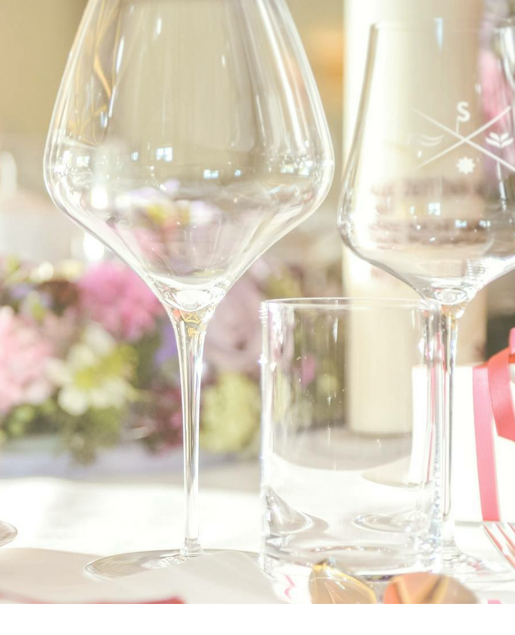 Tischdekoration mit Weingläsern einer Hochzeit im Hotel Severin*s auf Sylt