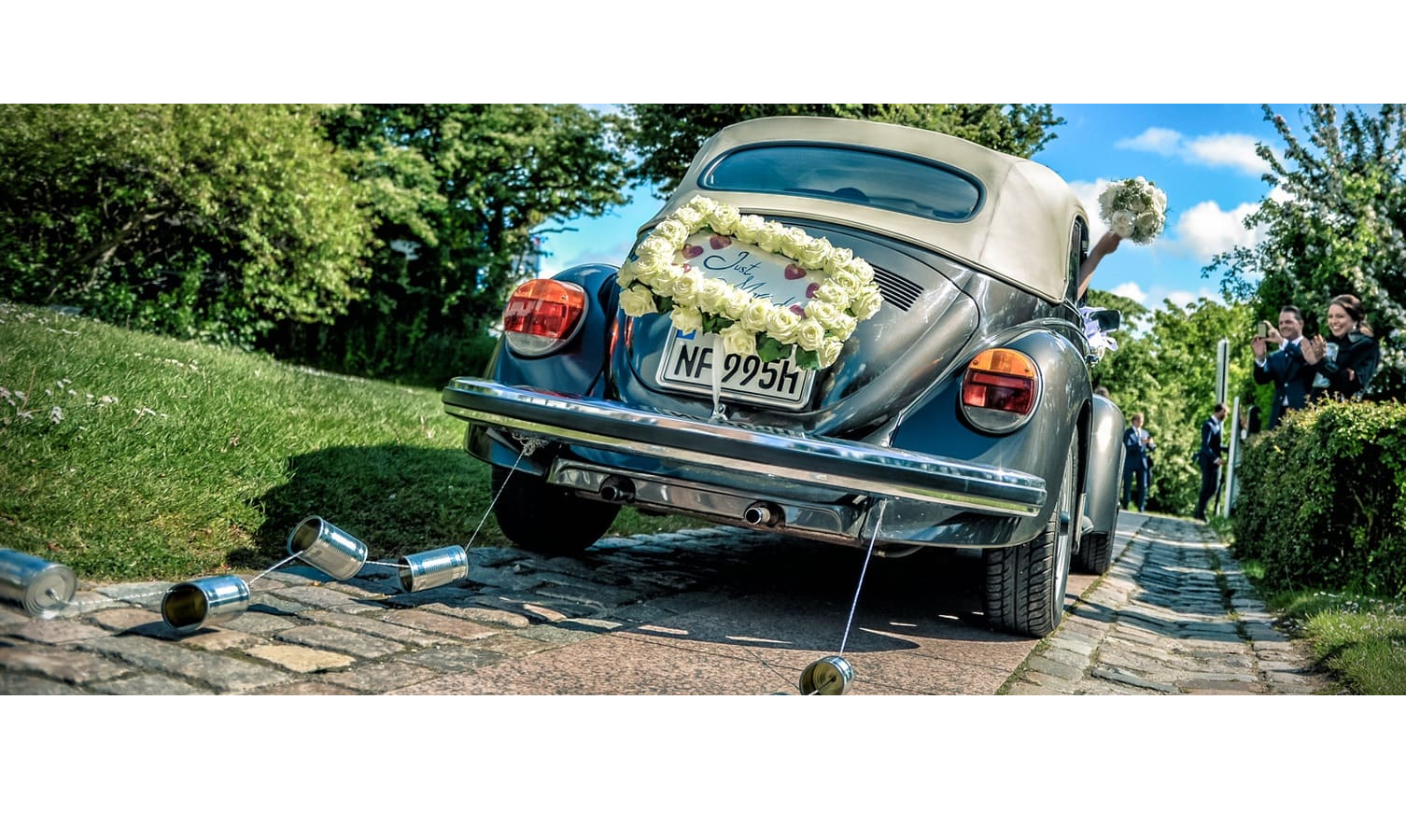 VW Käfer des Brautpaares mit "just married" Dekoration vor der Kirche St. Severin in Keitum