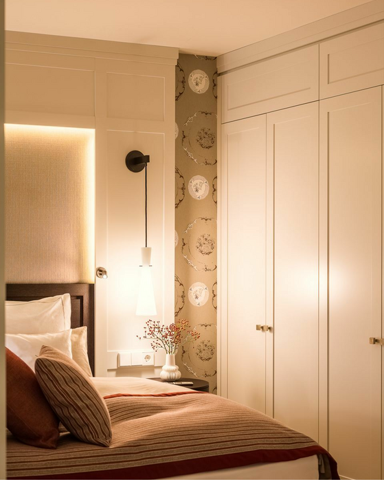 Sleeping area with cupboard in junior suite at the hotel of Severin*s Resort and spa on Sylt
