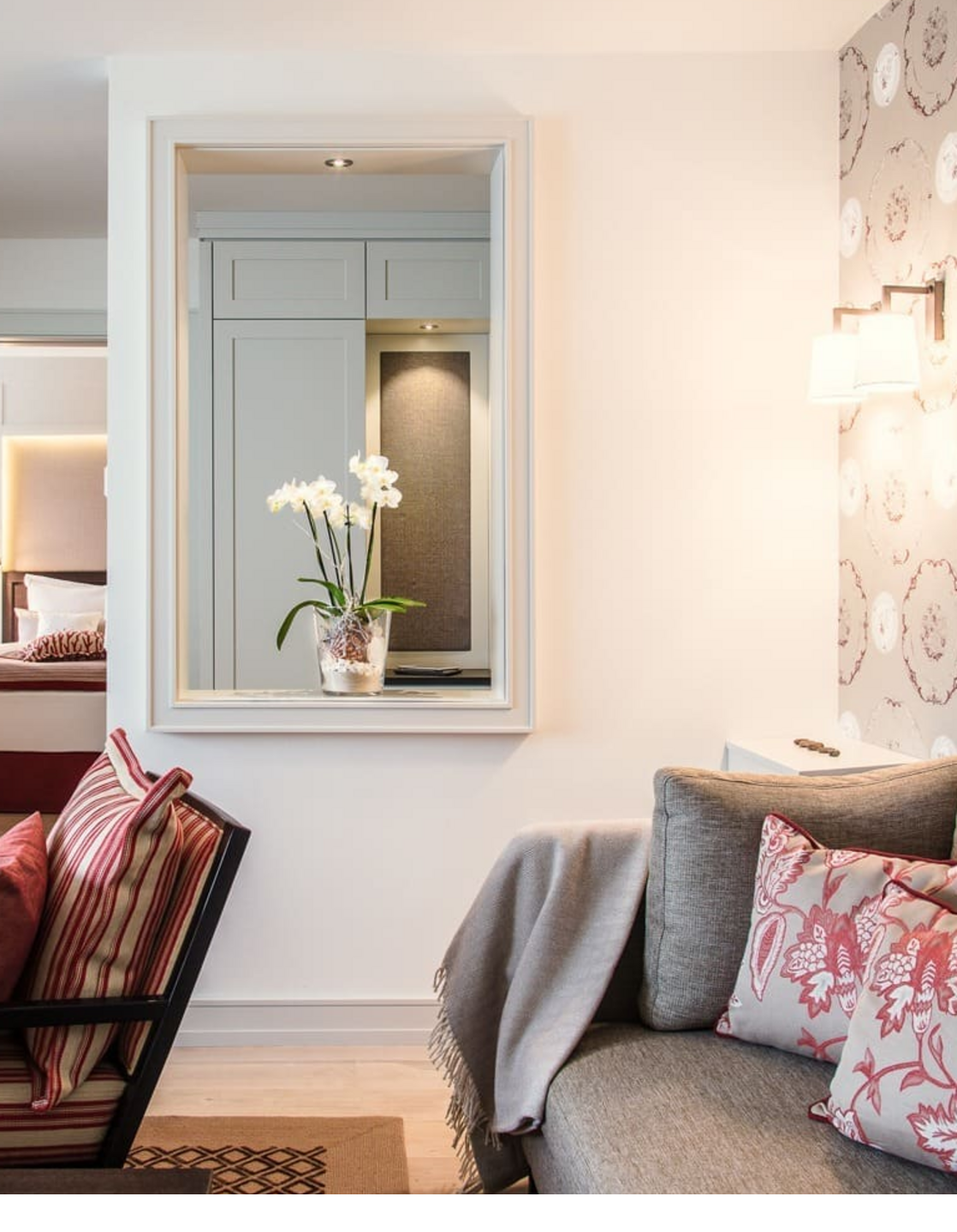 Elegant living room at Severin*s Resort & Spa with stylish furniture and flower arrangements.