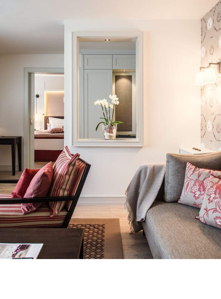 Wohnbereich mit Sofa in Junior Suite im Hotel Severin*s auf Sylt