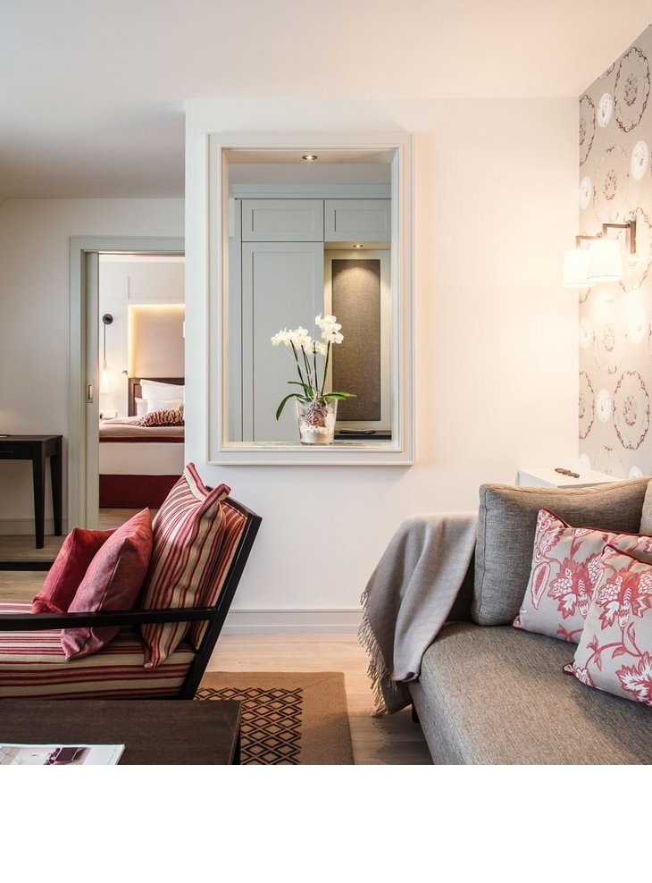 Living area with sofa in the junior suite at the hotel of Severin*s on Sylt