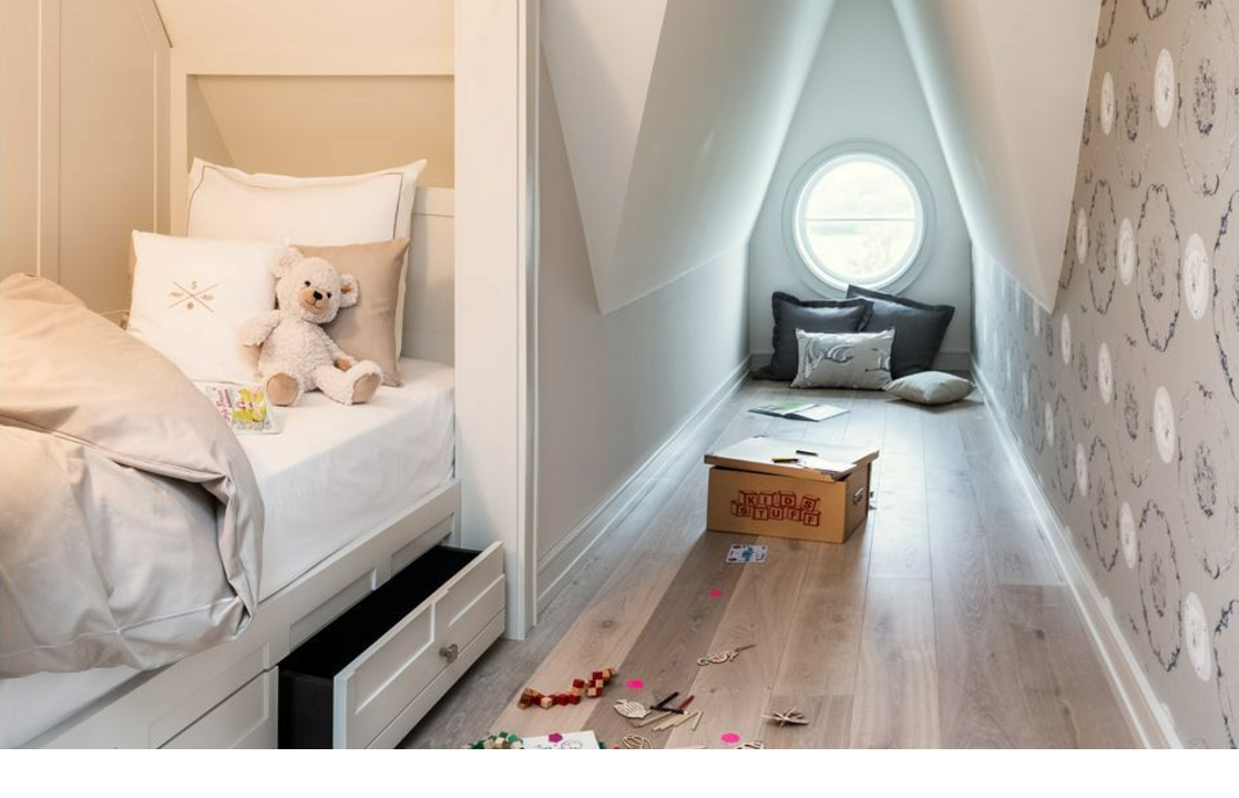 Innenansicht mit Kinderbett der Maisonette Junior Family Suite im Hotel Severin*s Resort und Spa auf Sylt