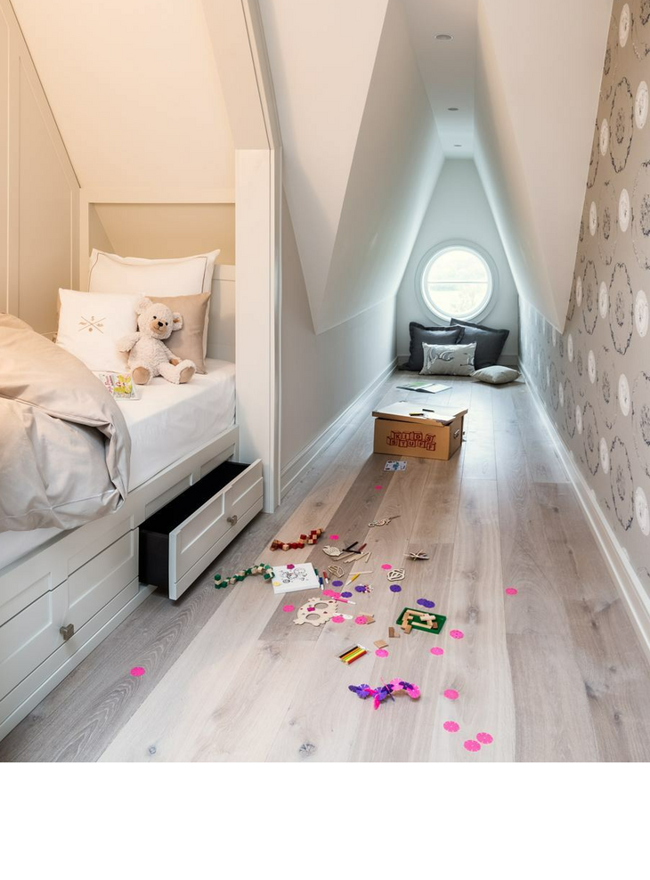 Innenansicht mit Kinderbett der Maisonette Junior Family Suite im Hotel Severin*s Resort und Spa auf Sylt