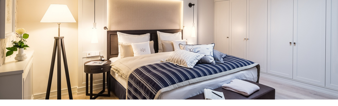 Innenansicht des Schlafzimmers einer Maisonette Family Junior Suite des Hotel Severin*s auf Sylt