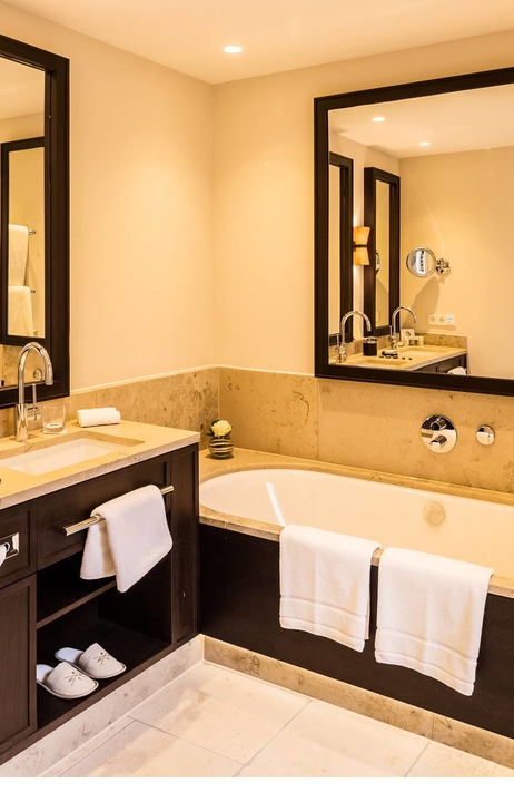 Badezimmer in der Maisonette Family Master Suite im Severin*s Resort & Spa auf Sylt