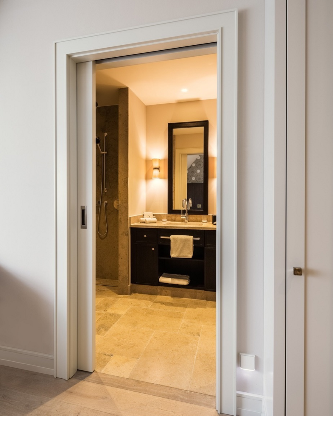 Modernes Badezimmer mit Spiegel, Waschtisch und Dusche im 5-Sterne-Hotel Severin*s Resort & Spa auf Sylt.