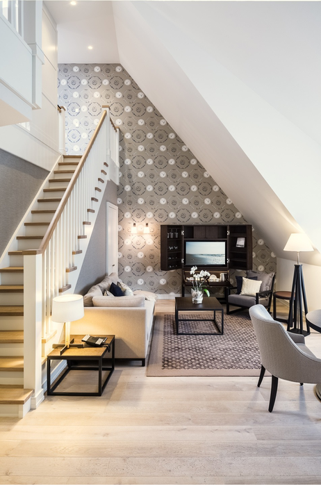 Wohnbereich und Treppe in Maisonette Senior Suite im Hotel Severin*s auf Sylt