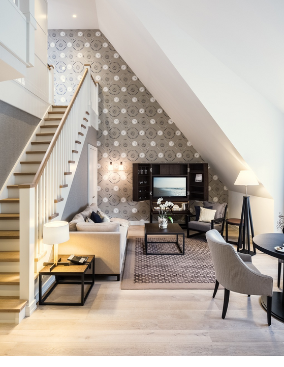 Wohnbereich und Treppe in Maisonette Senior Suite im Hotel Severin*s auf Sylt