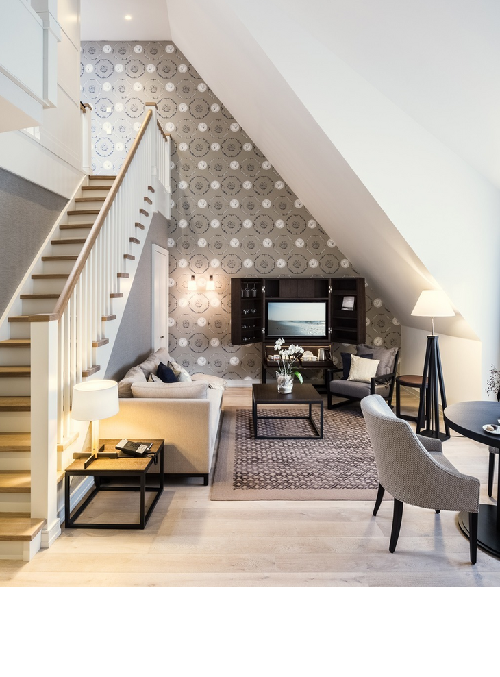 Wohnbereich und Treppe in Maisonette Senior Suite im Hotel Severin*s auf Sylt