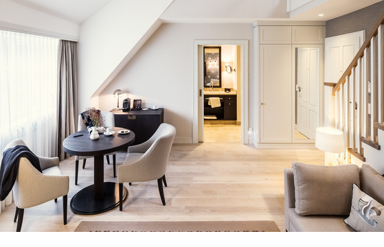 Wohnbereich und Treppe in Maisonette Senior Suite im Hotel Severin*s auf Sylt