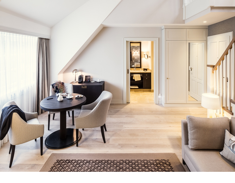 Wohnbereich und Treppe in Maisonette Senior Suite im Hotel Severin*s auf Sylt