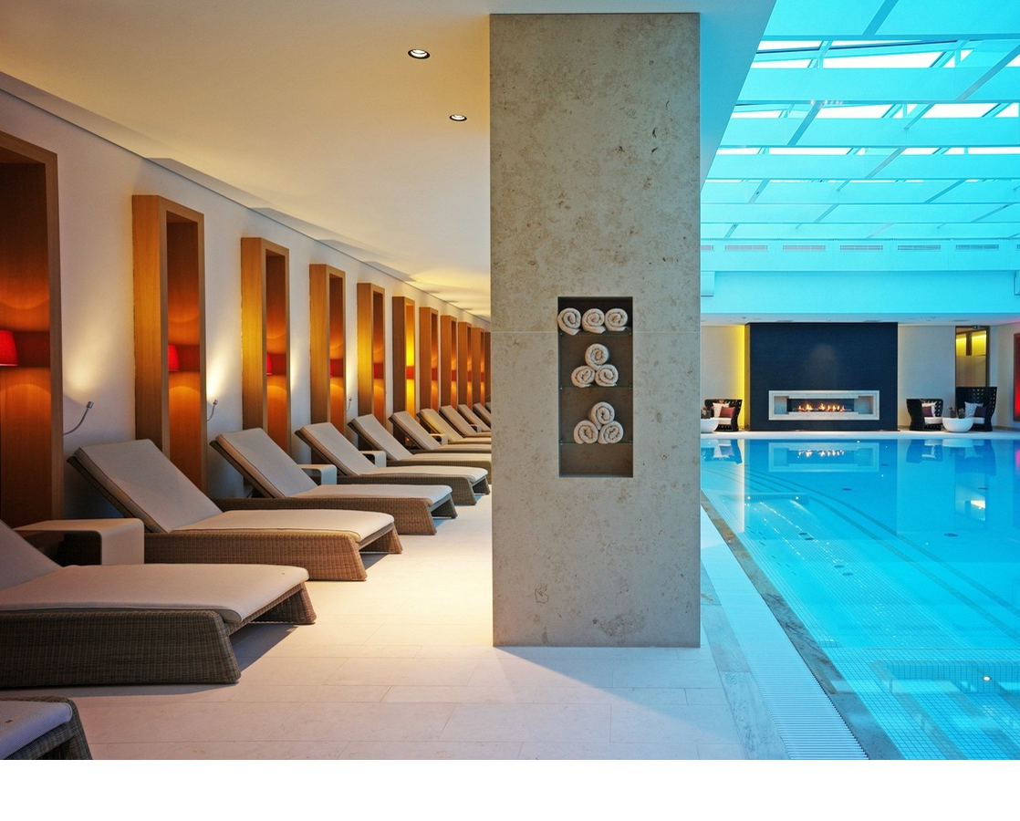 Swimming pool and relaxation area and swimming pool with natural light in the Hotel Severin*s Resort and Spa on Sylt Swimming pool and relaxation area as well as swimming pool with daylight at Hotel Severin*s Resort and Spa on Sylt