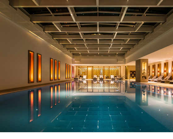 Schwimmbad am Abend mit Blick auf den Ruhebereich und das SPA-Café des Hotel Severin*s auf Sylt