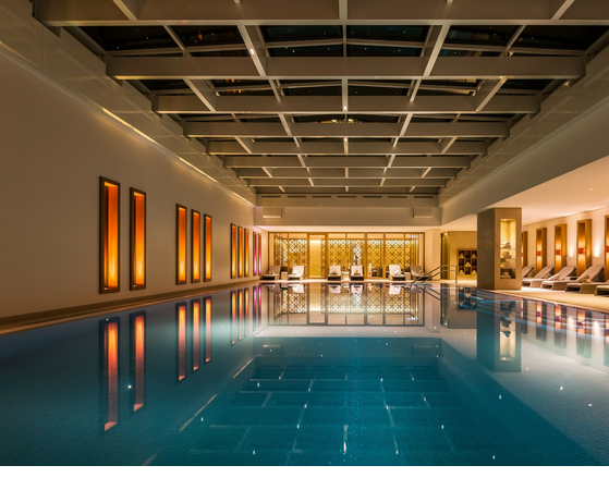 Swimming pool in the evening overlooking the relaxation area and the SPA café of the Hotel Severin*s on Sylt
