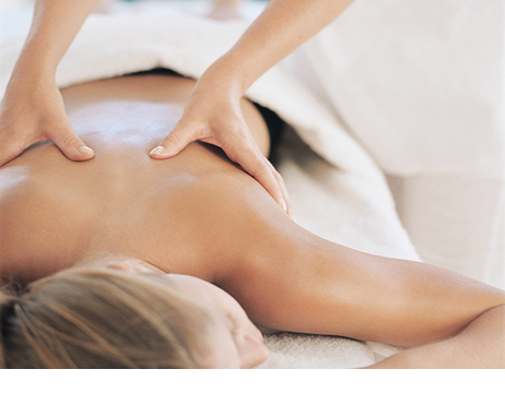 Frau während einer Massage des Verwöhnprogramms im Severin*s Resort und Spa auf Sylt
