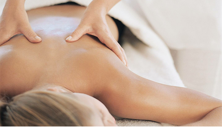 Frau während einer Massage des Verwöhnprogramms im Severin*s Resort und Spa auf Sylt Frau während einer Massage des Verwöhnprogramms im Severin*s Resort und Spa auf Sylt