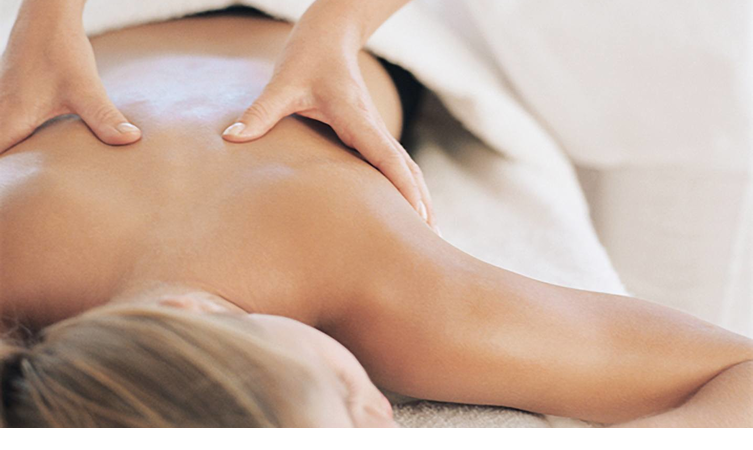 Frau während einer Massage des Verwöhnprogramms im Severin*s Resort und Spa auf Sylt