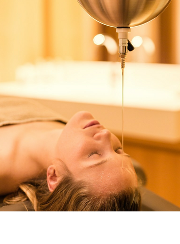 Frau während einer Stirnguss Behandlung als Teil des Verwöhnprogramms im Hotel Severin*s Resort und Spa