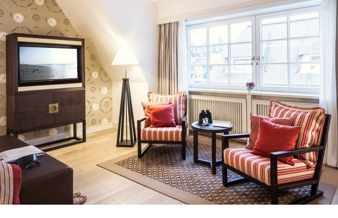 Sitzecke mit Fernseher im Superior Doppelzimmer des Hotel Severin*s auf Sylt