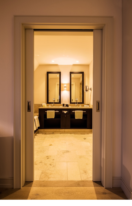 Zugang zum Bad des Superior Doppelzimmers im Hotel Severin*s Resort und Spa auf Sylt