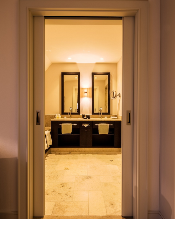 Zugang zum Bad des Superior Doppelzimmers im Hotel Severin*s Resort und Spa auf Sylt
