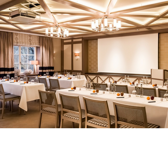 Veranstaltungsraum Lee des Hotel Severin*s auf Sylt mit Bestuhlung für eine Business-Veranstaltung oder Präsentation Event room Lee of the Hotel Severin* on Sylt with seating for a business event or presentation