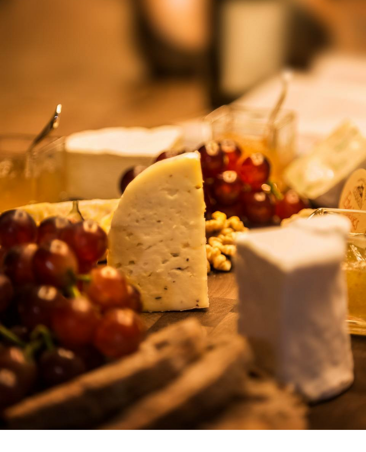 Eine elegante Käseplatte mit Trauben, Nüssen und Brot im Severin*s Resort & Spa auf Sylt.