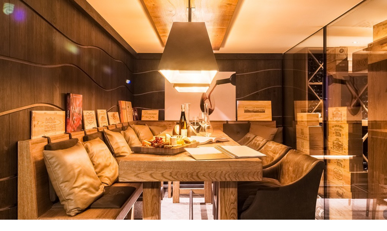 Seating area with table in the wine cellar of the Hotel Severin * s on Sylt